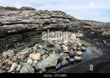 Natürliche Küstensteine und Schiefergestein, Küste des Arktischen Ozeans auf der Halbinsel Varanger, Finnmark, Norwegen Stockfoto