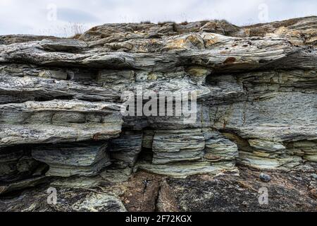 Natürliche Küstensteine und Schiefergestein, Küste des Arktischen Ozeans auf der Halbinsel Varanger, Finnmark, Norwegen Stockfoto