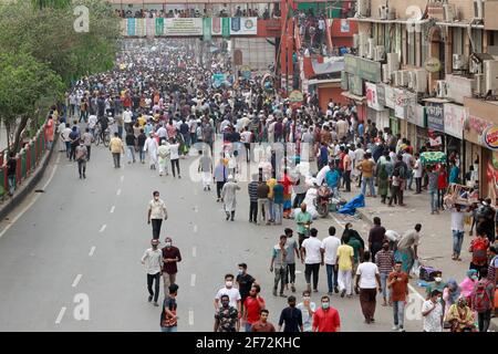 Dhaka, Bangladesch - 04. April 2021: Händler sperren an der Mirpur Road in Dhaka, nachdem die Regierung vom 05. April eine siebentägige Sperre angekündigt hat, um sich mit sec zu befassen Stockfoto