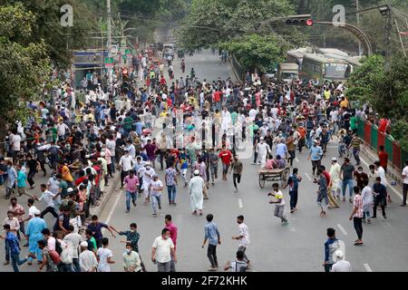 Dhaka, Bangladesch - 04. April 2021: Händler sperren an der Mirpur Road in Dhaka, nachdem die Regierung vom 05. April eine siebentägige Sperre angekündigt hat, um sich mit sec zu befassen Stockfoto