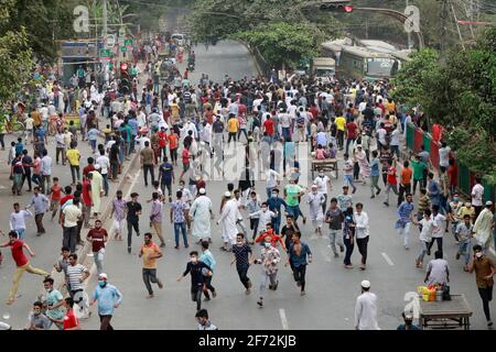 Dhaka, Bangladesch - 04. April 2021: Händler sperren an der Mirpur Road in Dhaka, nachdem die Regierung vom 05. April eine siebentägige Sperre angekündigt hat, um sich mit sec zu befassen Stockfoto