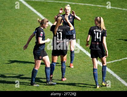 Janine Beckie (Mitte) von Manchester City feiert das zweite Tor ihrer Mannschaft im Spiel mit den Teamkollegen Ellen White, Chloe Kelly und Esme Morgan während des Spiels der FA Women's Super League im Hive, Barnett. Stockfoto