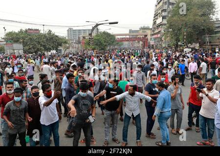 Dhaka, Bangladesch - 04. April 2021: Händler sperren an der Mirpur Road in Dhaka, nachdem die Regierung vom 05. April eine siebentägige Sperre angekündigt hat, um sich mit sec zu befassen Stockfoto