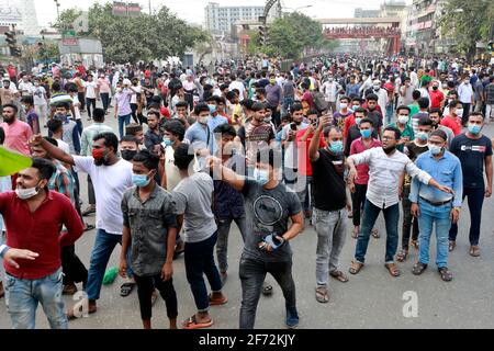 Dhaka, Bangladesch - 04. April 2021: Händler sperren an der Mirpur Road in Dhaka, nachdem die Regierung vom 05. April eine siebentägige Sperre angekündigt hat, um sich mit sec zu befassen Stockfoto