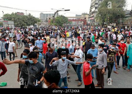Dhaka, Bangladesch - 04. April 2021: Händler sperren an der Mirpur Road in Dhaka, nachdem die Regierung vom 05. April eine siebentägige Sperre angekündigt hat, um sich mit sec zu befassen Stockfoto