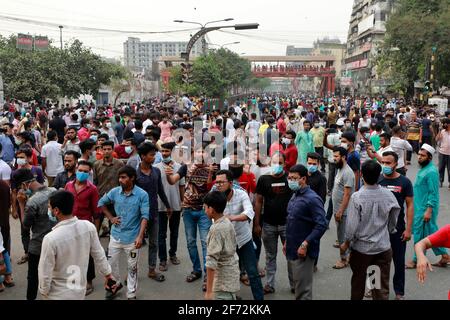 Dhaka, Bangladesch - 04. April 2021: Händler sperren an der Mirpur Road in Dhaka, nachdem die Regierung vom 05. April eine siebentägige Sperre angekündigt hat, um sich mit sec zu befassen Stockfoto