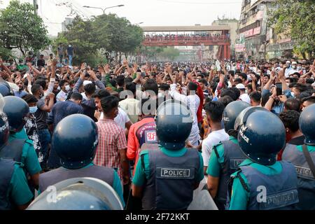 Dhaka, Bangladesch - 04. April 2021: Händler sperren an der Mirpur Road in Dhaka, nachdem die Regierung vom 05. April eine siebentägige Sperre angekündigt hat, um sich mit sec zu befassen Stockfoto