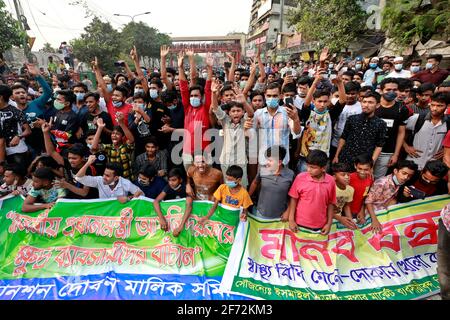 Dhaka, Bangladesch - 04. April 2021: Händler sperren an der Mirpur Road in Dhaka, nachdem die Regierung vom 05. April eine siebentägige Sperre angekündigt hat, um sich mit sec zu befassen Stockfoto