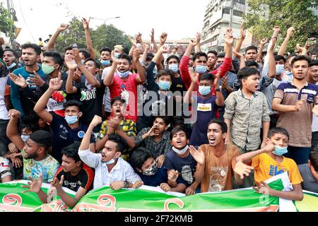 Dhaka, Bangladesch - 04. April 2021: Händler sperren an der Mirpur Road in Dhaka, nachdem die Regierung vom 05. April eine siebentägige Sperre angekündigt hat, um sich mit sec zu befassen Stockfoto