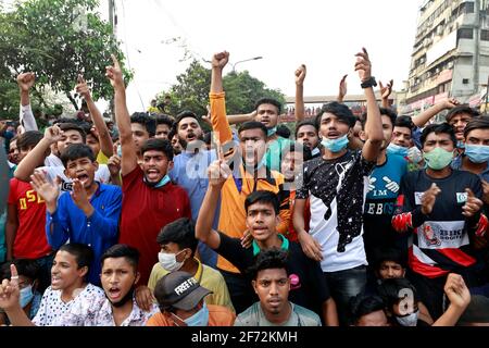 Dhaka, Bangladesch - 04. April 2021: Händler sperren an der Mirpur Road in Dhaka, nachdem die Regierung vom 05. April eine siebentägige Sperre angekündigt hat, um sich mit sec zu befassen Stockfoto