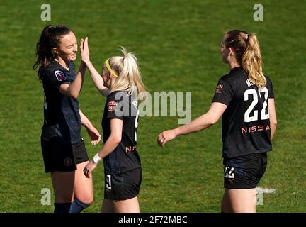 Caroline Weir von Manchester City (links) feiert das dritte Tor ihrer Mannschaft mit den Teamkollegen Chloe Kelly und Sam Mewis (rechts) während des Spiels der FA Women's Super League im Hive, Barnett. Stockfoto