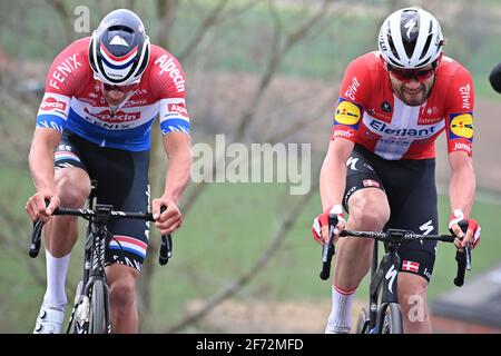 Der Niederländer Mathieu van der Poel von Alpecin-Fenix und der Däne Kasper Asgreen von Deceuninck - Quick-Step auf dem Pamerberg während der 105. Ausgabe der 'RO Stockfoto