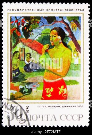 MOSKAU, RUSSLAND - 12. JANUAR 2021: Die in der UdSSR (Russland) gedruckte Briefmarke zeigt die Frau, die eine Frucht hält, Paul Gauguin (1893), ausländische Gemälde in der Sowjetunion Stockfoto