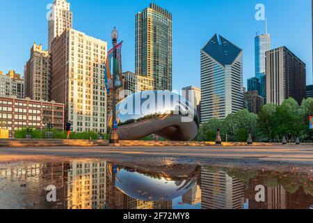 CHICAGO - ILLINOIS: 10. MAI 2018: Cloud Gate im Millennium Park am Morgen. Stockfoto