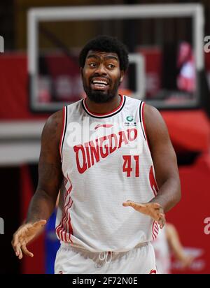 Zhuji, Chinas Provinz Zhejiang. April 2021. Dakari Johnson aus Qingdao Eagles reagiert während des 52. Runde-Spiels zwischen Qingdao Eagles und den Tianjin Pioneers auf die Saison 2020-2021 der Liga der Chinesischen Basketballvereinigung (CBA) in Zhuji, der ostchinesischen Provinz Zhejiang, am 4. April 2021. Quelle: Li Ziheng/Xinhua/Alamy Live News Stockfoto