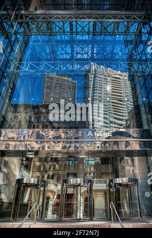 Exchange Place ist ein moderner Wolkenkratzer, der mit dem Wahrzeichen Exchange Building in der 53 State Street im Stadtzentrum von Boston verheiratet ist. Stockfoto