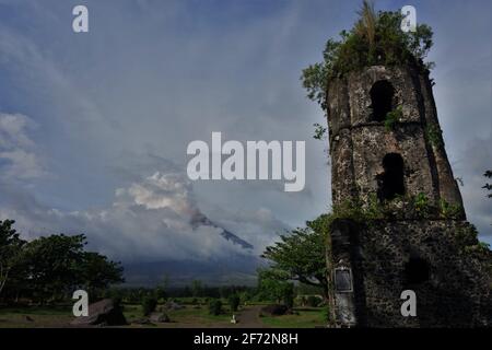 Kirchenruine vor einer Wolke bedeckt Mt Mayon Stockfoto