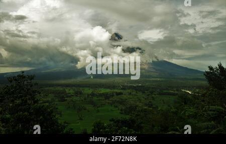 Riesiger kegelförmiger Vulkan im Süden von Luzon, Philippinen Stockfoto