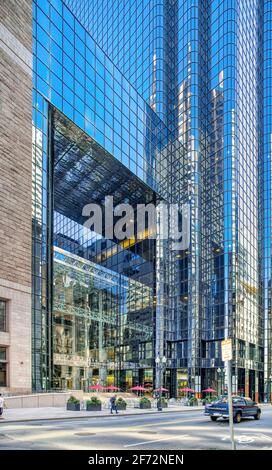 Exchange Place ist ein moderner Wolkenkratzer, der mit dem Wahrzeichen Exchange Building in der 53 State Street im Stadtzentrum von Boston verheiratet ist. Stockfoto