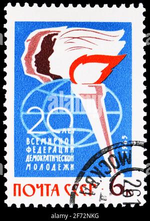 MOSKAU, RUSSLAND - 12. JANUAR 2021: Die in der UdSSR (Russland) gedruckte Briefmarke zeigt den Weltverband der Demokratischen Jugend - Symbole, 20. Jahrestag der in Stockfoto