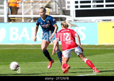 Bath, Großbritannien. April 2021. Beth Mead (9 Arsenal) und Faye Bryson (2 Bristol City) kämpfen während des Barclays FA Womens Super League-Spiels zwischen Bristol City und Arsenal im Twerton Park in Bath, England, um den Ball (Duell). Kredit: SPP Sport Pressefoto. /Alamy Live News Stockfoto