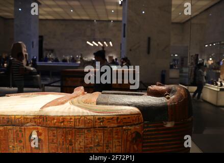 Kairo, Ägypten. April 2021. Die Menschen besuchen das Nationalmuseum der ägyptischen Zivilisation in Kairo, Ägypten, 4. April 2021. Die Haupthalle des National Museum of Egyptian Civilization (NMEC) enthält 1,500 Artefakte und war am Sonntag für Besucher geöffnet, während die Mumien-Halle am 18. April anlässlich des Internationalen Tages für Denkmäler und Stätten, der auch als Weltnaturerbetag bekannt ist, eröffnet wird. Quelle: Wang Dongzhen/Xinhua/Alamy Live News Stockfoto