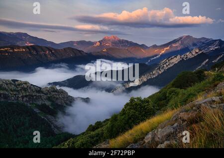 Die Region Pedraforca und Alt Berguedà bei einem Herbstaufgang vom Coll de Pal Aussichtspunkt aus gesehen (Provinz Barcelona, Katalonien, Spanien, Pyrenäen) Stockfoto