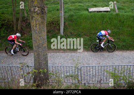 Dänischer Kasper Asgreen von Deceuninck - Quick-Step und holländischer Mathieu van der Poel von Alpecin-Fenix, aufgenommen beim Oude-Kwaremont-Aufstieg in Kluisbergen, Stockfoto