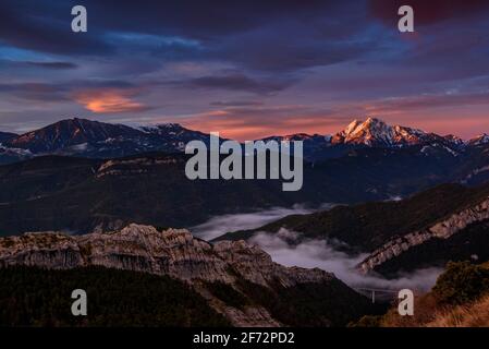 Die Region Pedraforca und Alt Berguedà bei einem roten Winteraufgang vom Coll de Pal Aussichtspunkt aus gesehen (Berguedà, Barcelona, Katalonien, Spanien, Pyrenäen) Stockfoto