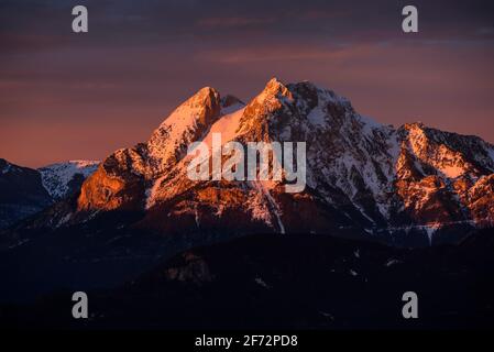 Die Region Pedraforca und Alt Berguedà bei einem roten Winteraufgang vom Coll de Pal Aussichtspunkt aus gesehen (Berguedà, Barcelona, Katalonien, Spanien, Pyrenäen) Stockfoto