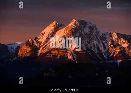 Die Region Pedraforca und Alt Berguedà bei einem roten Winteraufgang vom Coll de Pal Aussichtspunkt aus gesehen (Berguedà, Barcelona, Katalonien, Spanien, Pyrenäen) Stockfoto