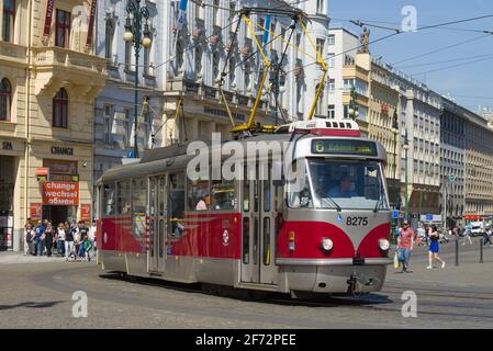PRAG, TSCHECHISCHE REPUBLIK - 21. APRIL 2020: Nahaufnahme der Straßenbahn an einem sonnigen Frühlingstag Stockfoto