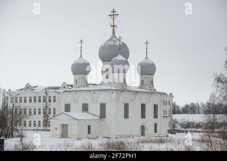 Die alte Verklärung-Kathedrale an einem bewölkten Dezembertag aus der Nähe. Belozersker Kreml. Region Wologda, Russland Stockfoto