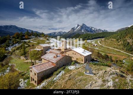 Pedraforca im Herbst nach einem Schneefall. Blick von Gisclareny (Provinz Barcelona, Katalonien, Spanien, Pyrenäen) ESP: Pedraforca en otoño desde Gisclareny Stockfoto