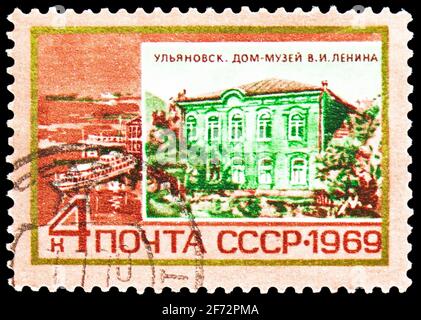 MOSKAU, RUSSLAND - 12. JANUAR 2021: Die in der UdSSR (Russland) gedruckte Briefmarke zeigt das Lenin-Haus-Museum (Uljanowsk), 99. Geburtstag des I.. Lenins Stockfoto