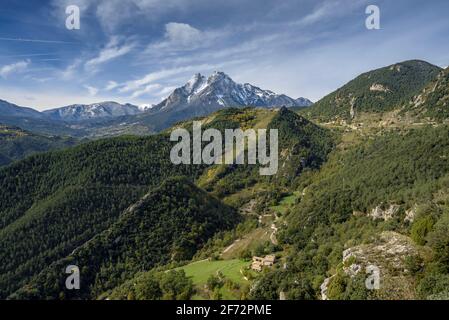 Pedraforca im Herbst nach einem Schneefall. Blick vom Aussichtspunkt Mirador Albert Arilla, in der Nähe von Gisclareny (Provinz Barcelona, Katalonien, Spanien, Pyrenäen) Stockfoto