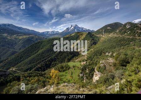 Pedraforca im Herbst nach einem Schneefall. Blick vom Aussichtspunkt Mirador Albert Arilla, in der Nähe von Gisclareny (Provinz Barcelona, Katalonien, Spanien, Pyrenäen) Stockfoto