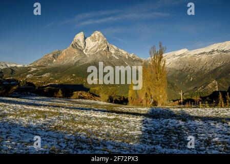 Pedraforca-Massiv nach dem ersten Schneefall im Herbst. Aus der Nähe von Maçaners (Provinz Barcelona, Katalonien, Pyrenäen, Spanien) Stockfoto