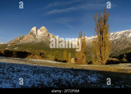 Pedraforca-Massiv nach dem ersten Schneefall im Herbst. Aus der Nähe von Maçaners (Provinz Barcelona, Katalonien, Pyrenäen, Spanien) Stockfoto