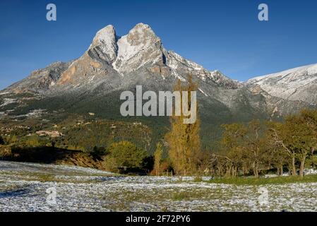 Pedraforca-Massiv nach dem ersten Schneefall im Herbst. Aus der Nähe von Maçaners (Provinz Barcelona, Katalonien, Pyrenäen, Spanien) Stockfoto