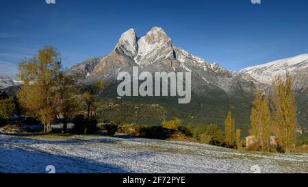 Pedraforca-Massiv nach dem ersten Schneefall im Herbst. Aus der Nähe von Maçaners (Provinz Barcelona, Katalonien, Pyrenäen, Spanien) Stockfoto