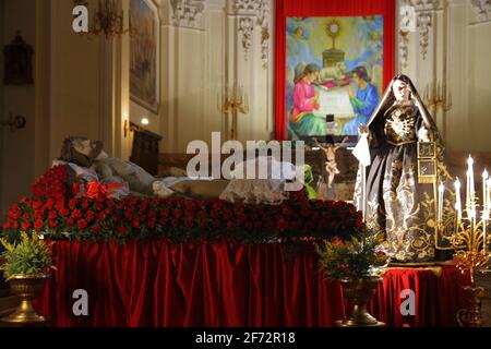 Die Statuen des toten Christus und der schmerzhaften Jungfrau am Karfreitagabend, in der Kirche des Leibes Christi. Stockfoto