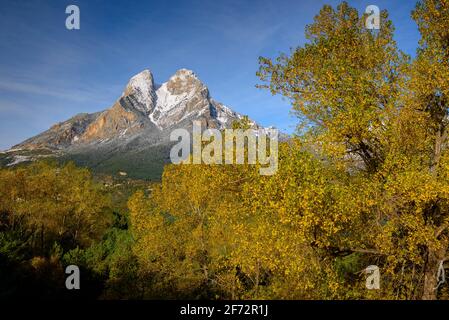 Pedraforca-Massiv nach dem ersten Schneefall im Herbst. Aus der Nähe von Maçaners (Provinz Barcelona, Katalonien, Pyrenäen, Spanien) Stockfoto