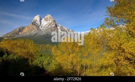 Pedraforca-Massiv nach dem ersten Schneefall im Herbst. Aus der Nähe von Maçaners (Provinz Barcelona, Katalonien, Pyrenäen, Spanien) Stockfoto