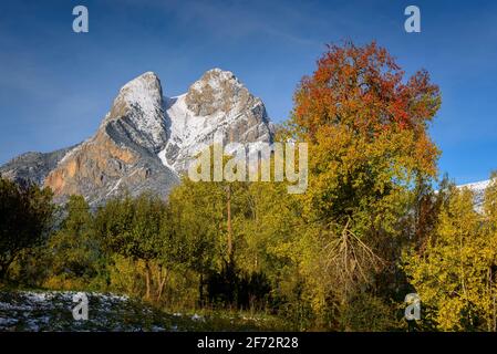 Pedraforca-Massiv nach dem ersten Schneefall im Herbst. Aus der Nähe von Maçaners (Provinz Barcelona, Katalonien, Pyrenäen, Spanien) Stockfoto