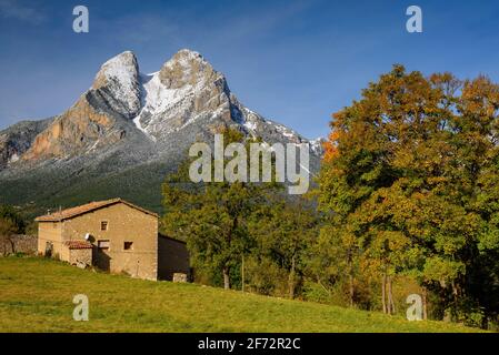 Pedraforca-Massiv nach dem ersten Schneefall im Herbst. Aus der Nähe von Maçaners (Provinz Barcelona, Katalonien, Pyrenäen, Spanien) Stockfoto