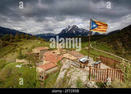 Der Berg Pedraforca und das Dorf Gisclareny vom Aussichtspunkt Gargallosa aus gesehen, an einem bewölkten Frühlingsmorgen (Provinz Barcelona, Katalonien, Spanien) Stockfoto