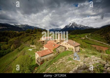 Der Berg Pedraforca und das Dorf Gisclareny vom Aussichtspunkt Gargallosa aus gesehen, an einem bewölkten Frühlingsmorgen (Provinz Barcelona, Katalonien, Spanien) Stockfoto