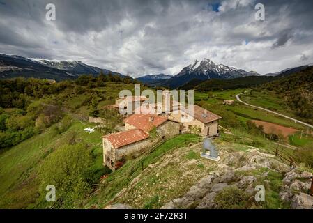 Der Berg Pedraforca und das Dorf Gisclareny vom Aussichtspunkt Gargallosa aus gesehen, an einem bewölkten Frühlingsmorgen (Provinz Barcelona, Katalonien, Spanien) Stockfoto