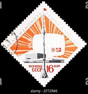 MOSKAU, RUSSLAND - 12. JANUAR 2021: Die in der UdSSR (Russland) gedruckte Briefmarke zeigt den Ostankino Fernsehturm, Moskau, um 1967 Stockfoto